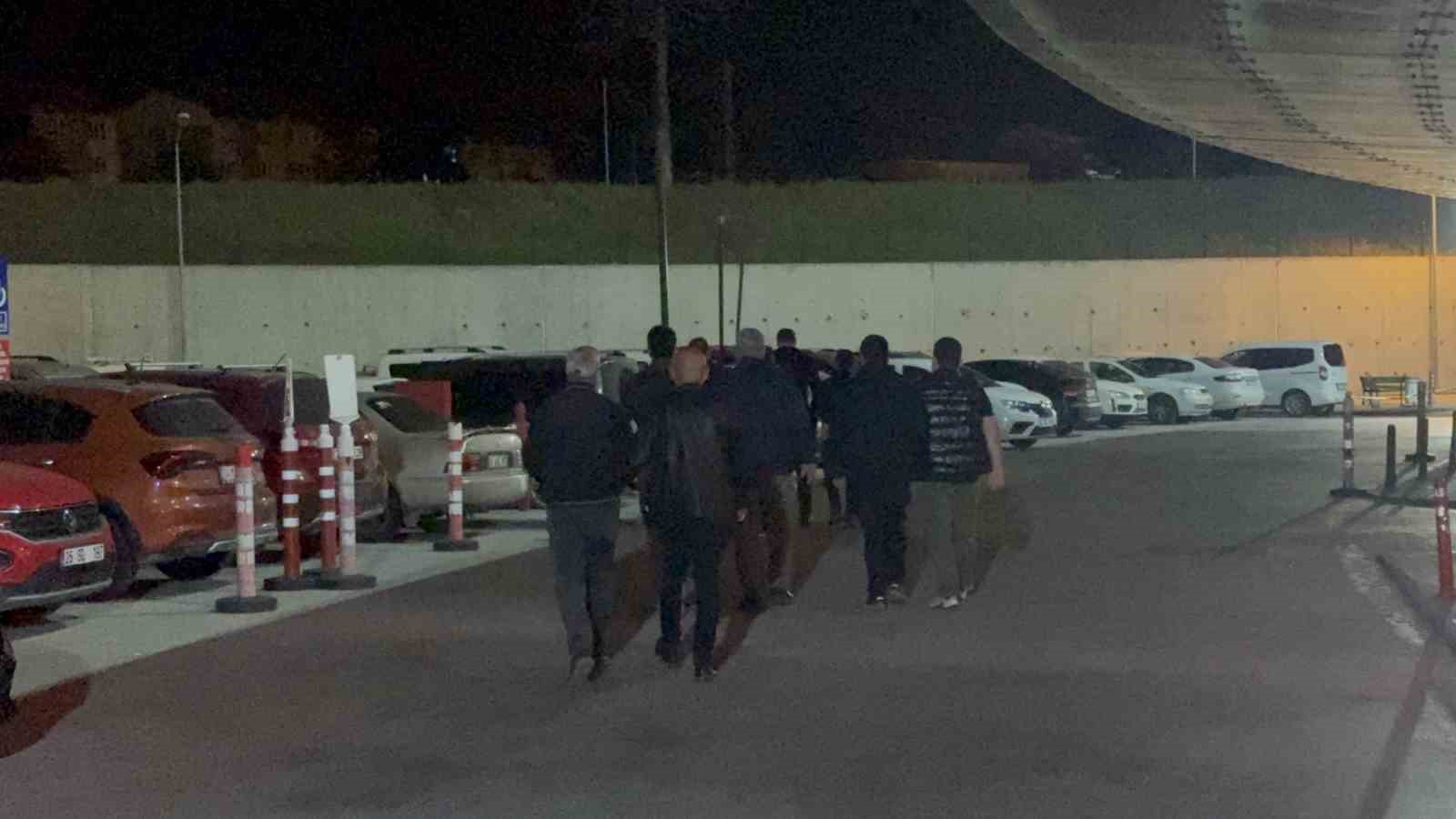 Tepebaşı Belediyesi‘ne yönelik operasyonda gözaltında şüpheler sağlık kontrolünden geçirildi 6 tepebasi belediyesine yonelik operasyonda gozaltinda supheler saglik kontrolunden gecirildi 2 qraqTziL