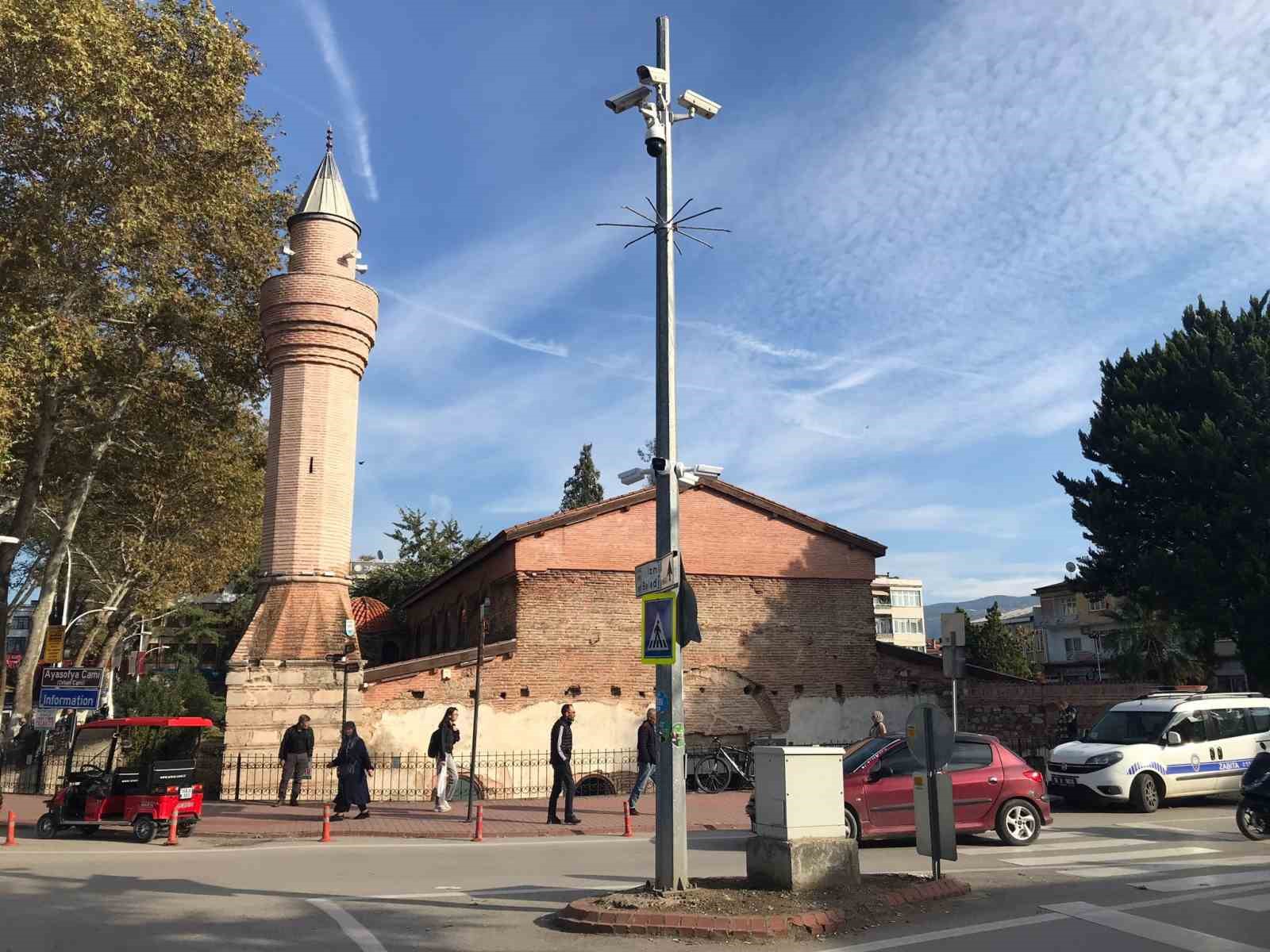 Tepki çeken restorasyon: "602 yıllık minare ayakta, 18 yıllık minare çürüyor" 4 tepki ceken restorasyon 602 yillik minare ayakta 18 yillik minare curuyor 0