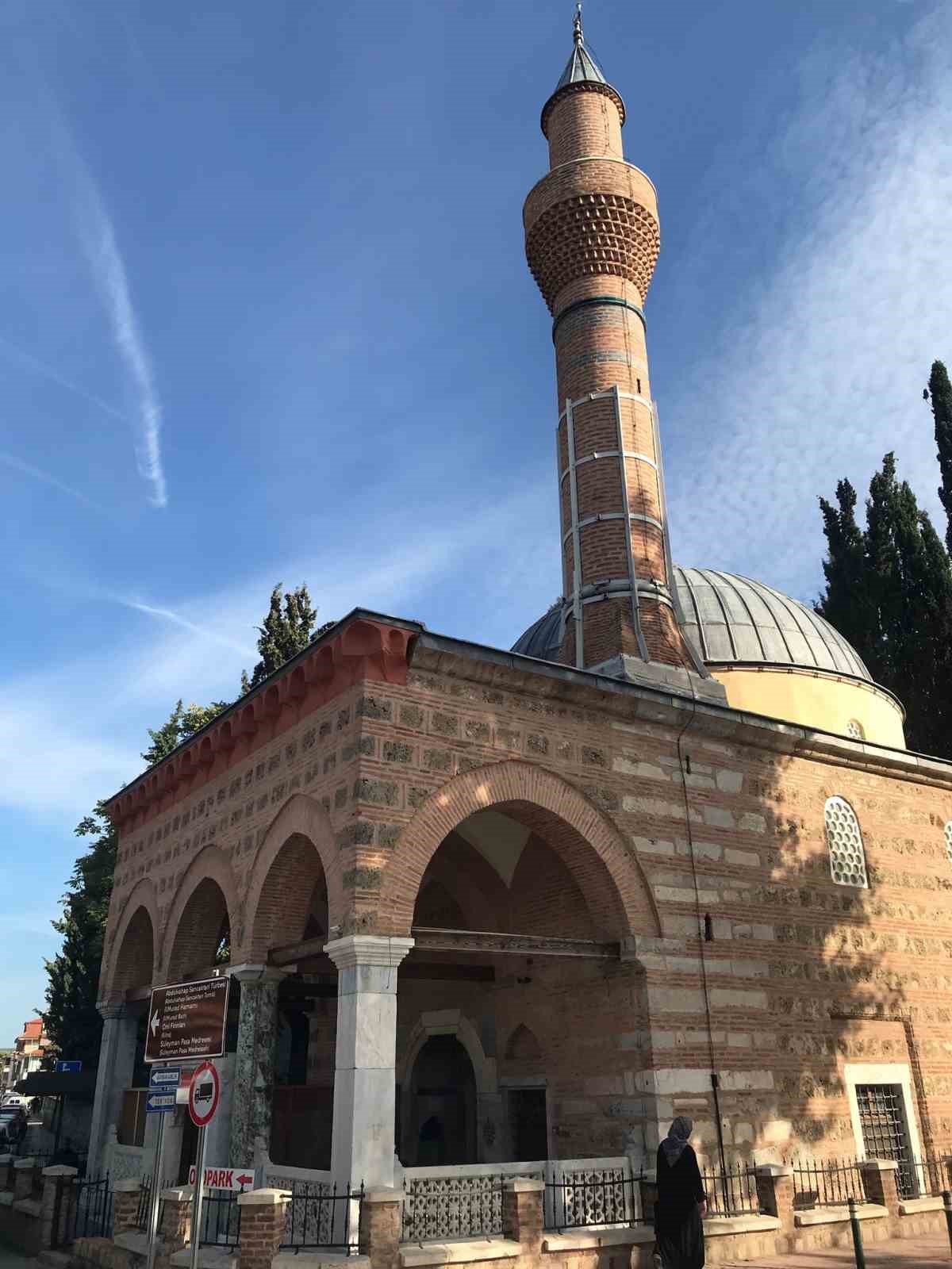 Tepki çeken restorasyon: "602 yıllık minare ayakta, 18 yıllık minare çürüyor" 5 tepki ceken restorasyon 602 yillik minare ayakta 18 yillik minare curuyor 1 VaqsOZic