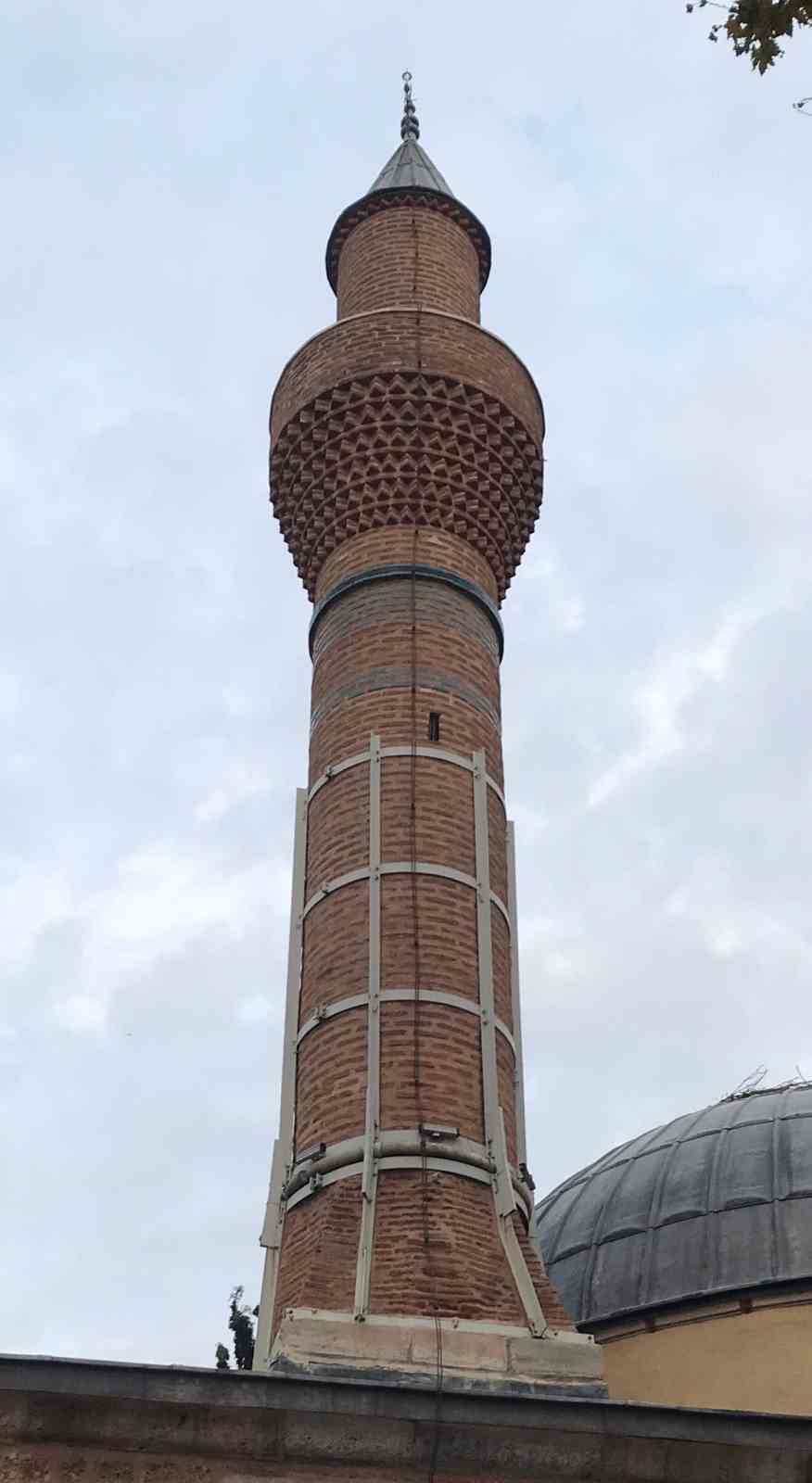 Tepki çeken restorasyon: "602 yıllık minare ayakta, 18 yıllık minare çürüyor" 6 tepki ceken restorasyon 602 yillik minare ayakta 18 yillik minare curuyor 2 VYT8skBE