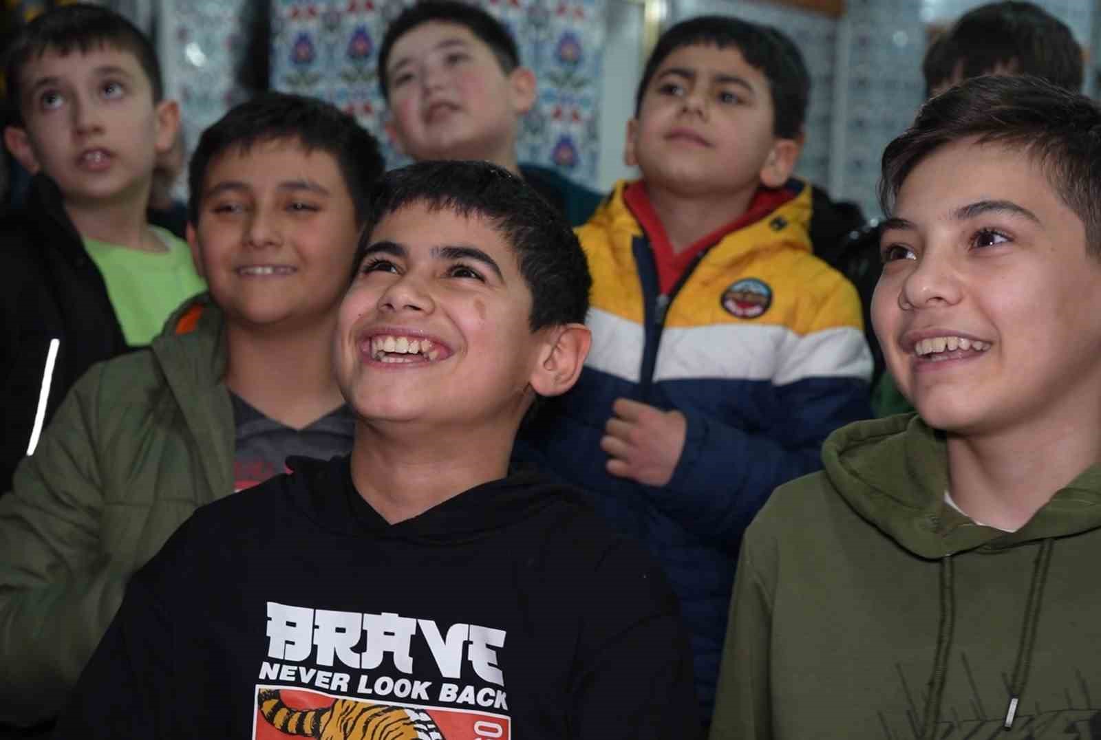 teravih namazina camiye gelen cocuklar ilahi soyledi 0