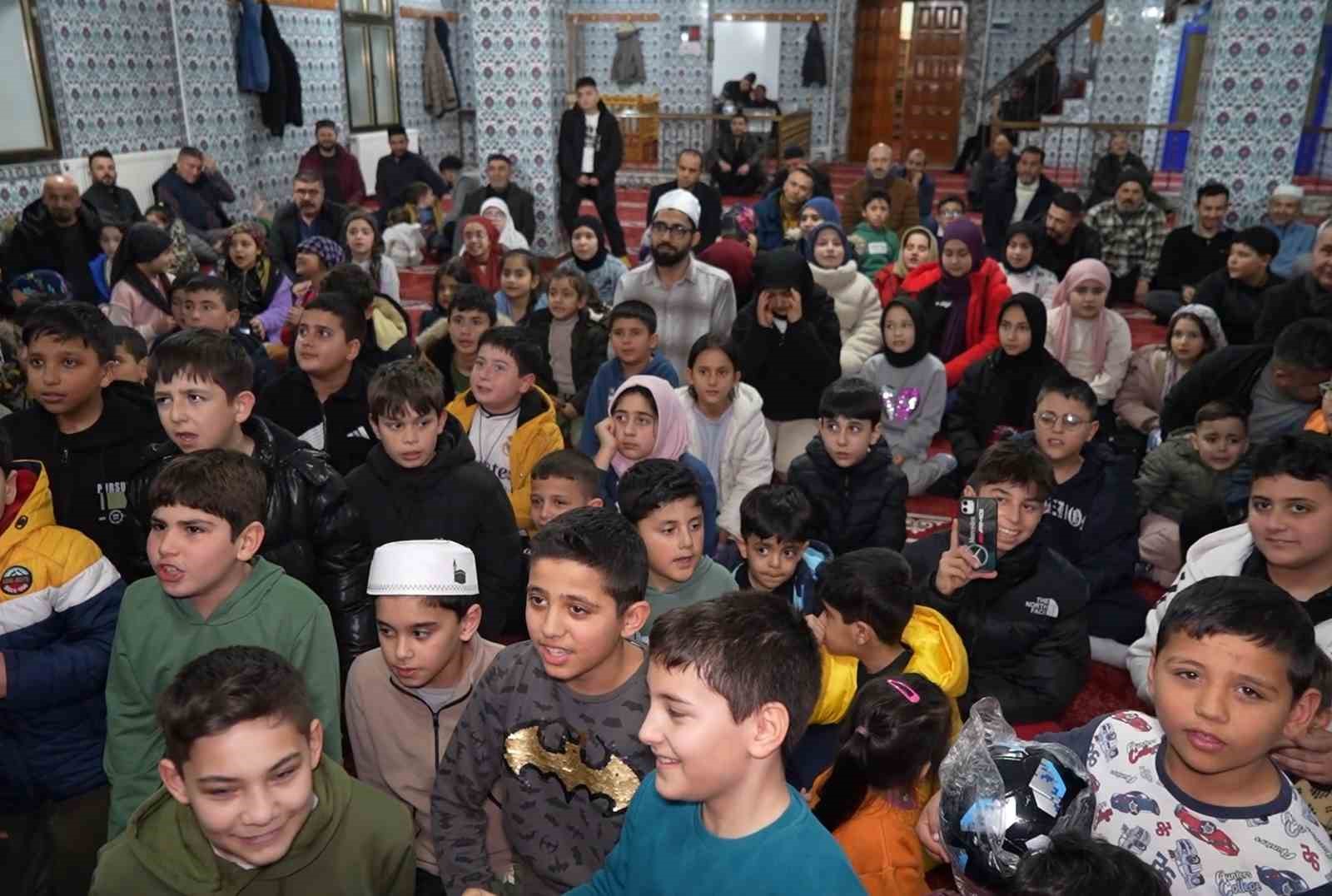teravih namazina camiye gelen cocuklar ilahi soyledi 1 p1RAaZkg