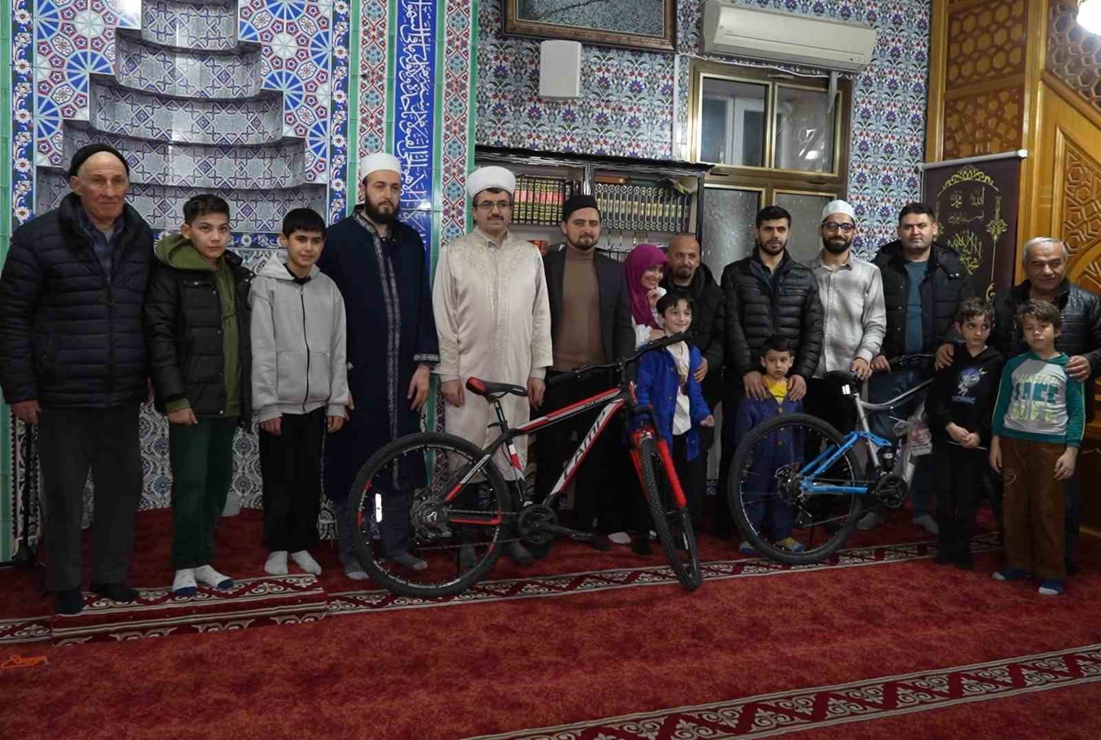 teravih namazina camiye gelen cocuklar ilahi soyledi 4 878NrTew