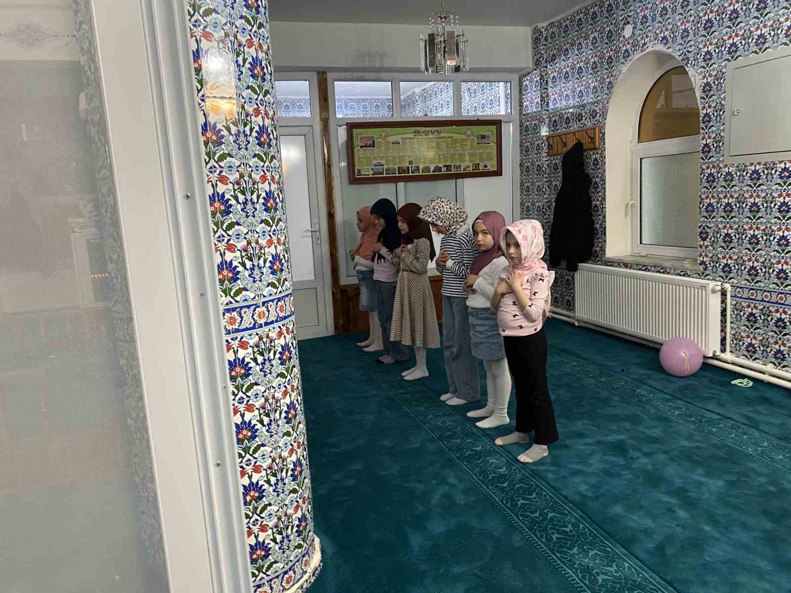 teravih sonrasi ayakkabilardan cikan hediyeler cocuklari sevindirdi 3 r7BvF2Js