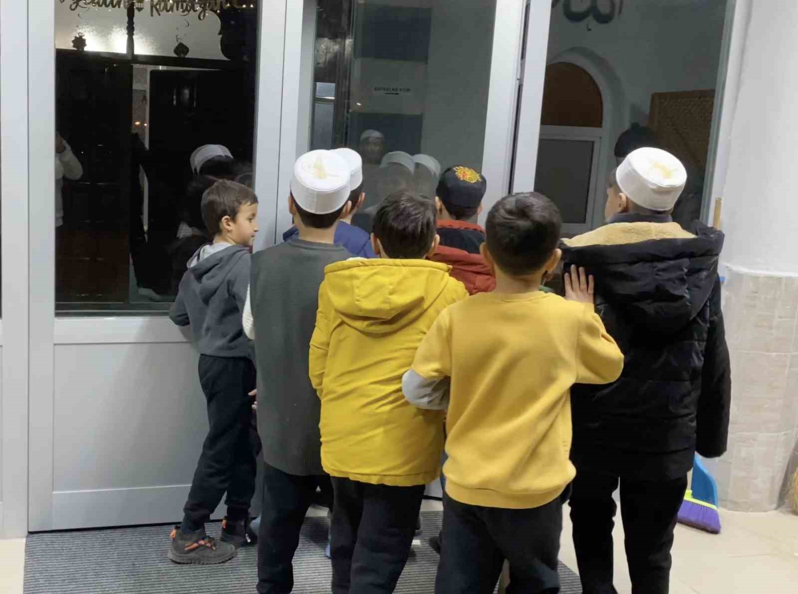 teravih sonrasi ayakkabilardan cikan hediyeler cocuklari sevindirdi 5 j21vKdZy