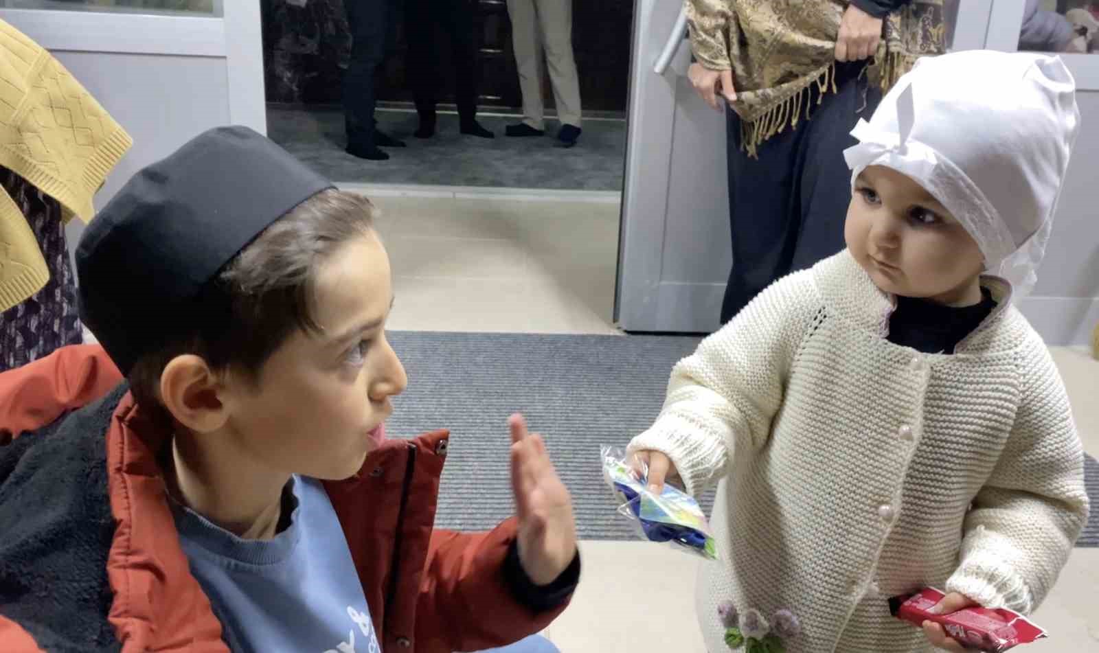 teravih sonrasi ayakkabilardan cikan hediyeler cocuklari sevindirdi 6 iI9ZuIqE