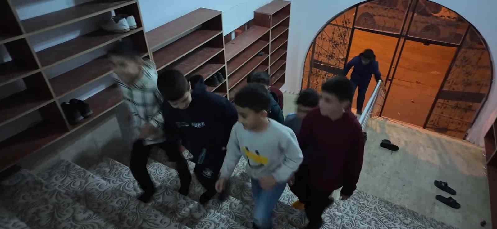 teravihe gelen cocuklara imamdan ikramlar 1 3IjRPnNz