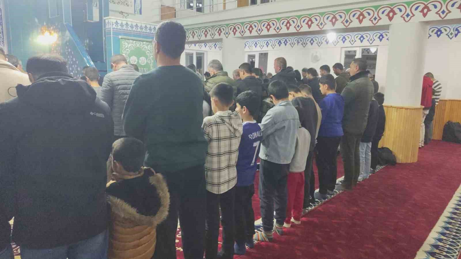 teravihe gelen cocuklara imamdan ikramlar 2