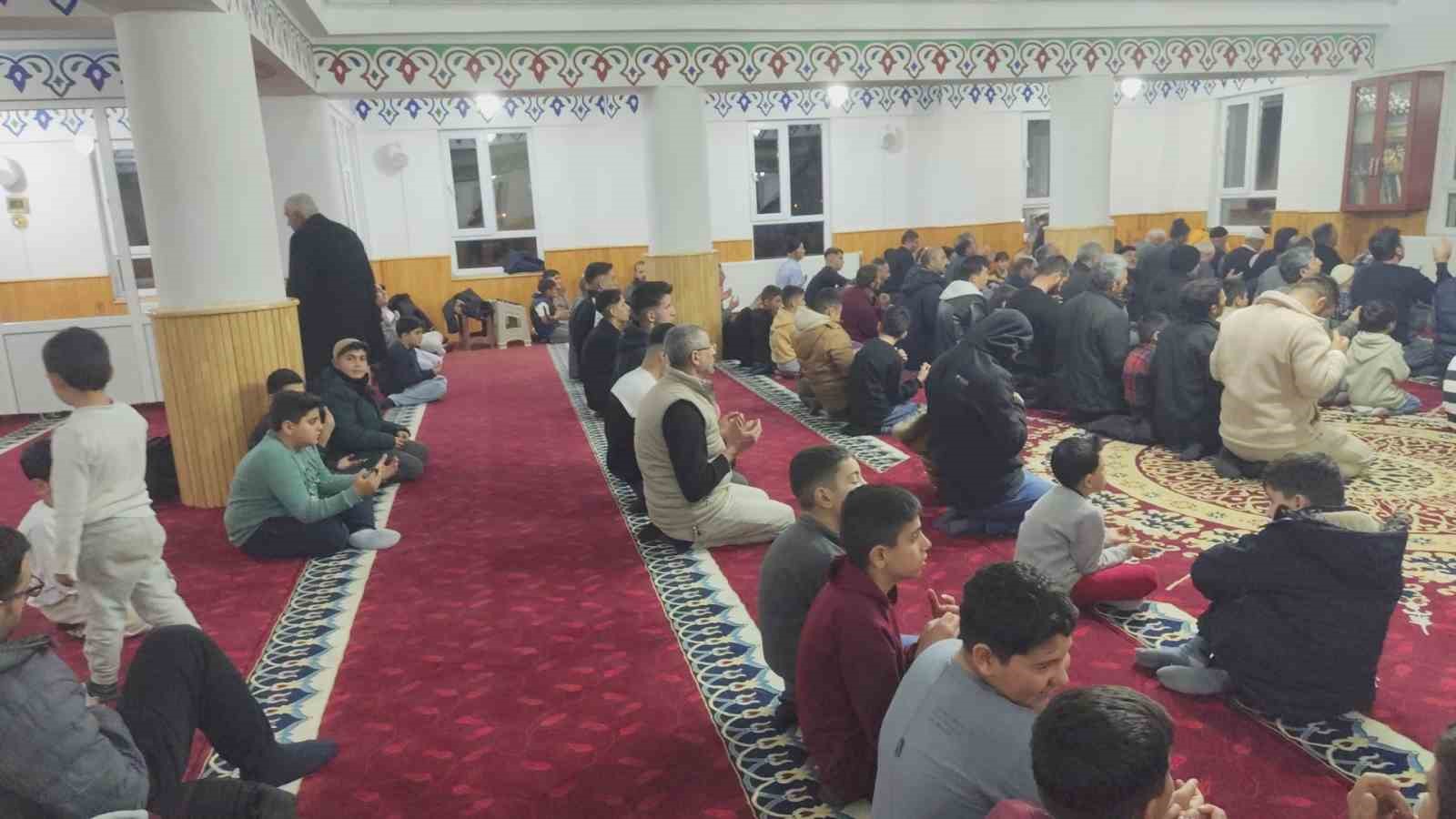 teravihe gelen cocuklara imamdan ikramlar 3 81H2RThc