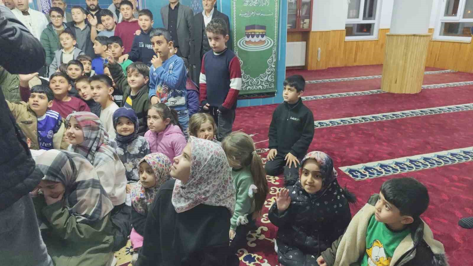 teravihe gelen cocuklara imamdan ikramlar 4