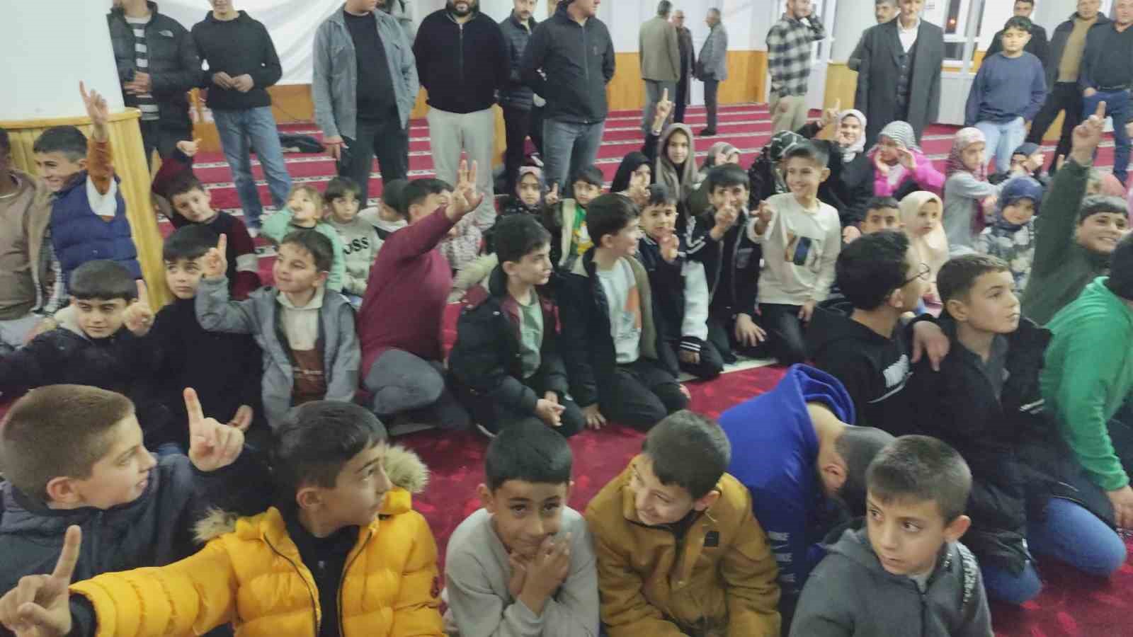 teravihe gelen cocuklara imamdan ikramlar 5