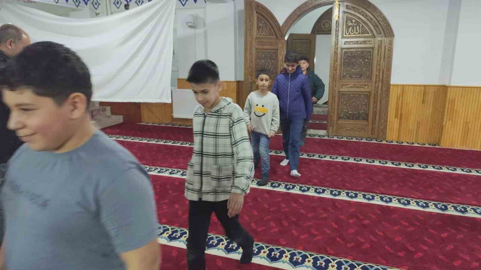 teravihe gelen cocuklara imamdan ikramlar 6 AfCsOL7s
