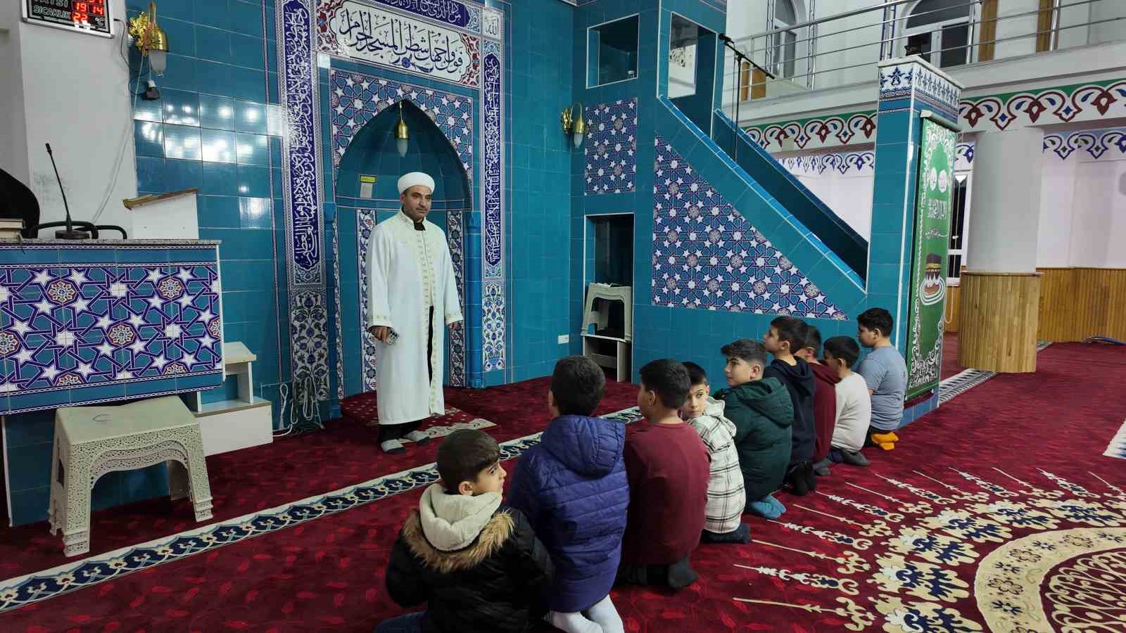 teravihe gelen cocuklara imamdan ikramlar 7 dfSJvs5K