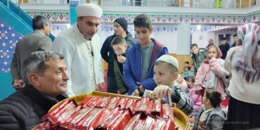 teravihe-gelen-cocuklara-imamdan-ikramlar-HIJ2Kjht.jpg