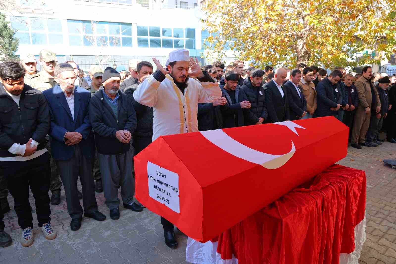 terhis olduktan 5 gun sonra vefat eden genc son yolculuguna ugurlandi 0 HEwc6Deq