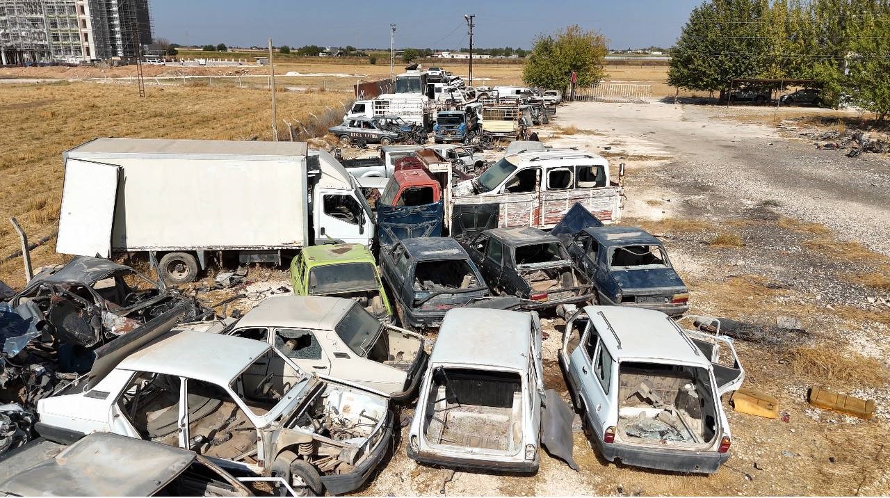 terk edilen yediemin parkindaki araclar yagmalandi 2 FlGiGpQ8