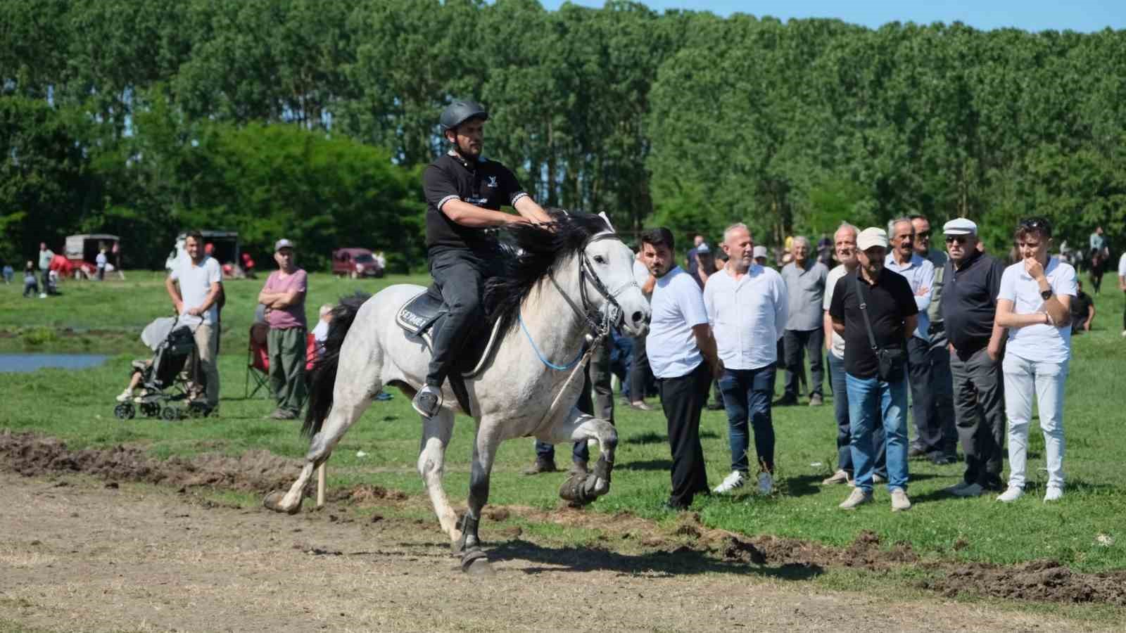Terme’de 26. Geleneksel Rahvan At Yarışları nefes kesti 8 termede 26 geleneksel rahvan at yarislari nefes kesti 4 y97CfBDA