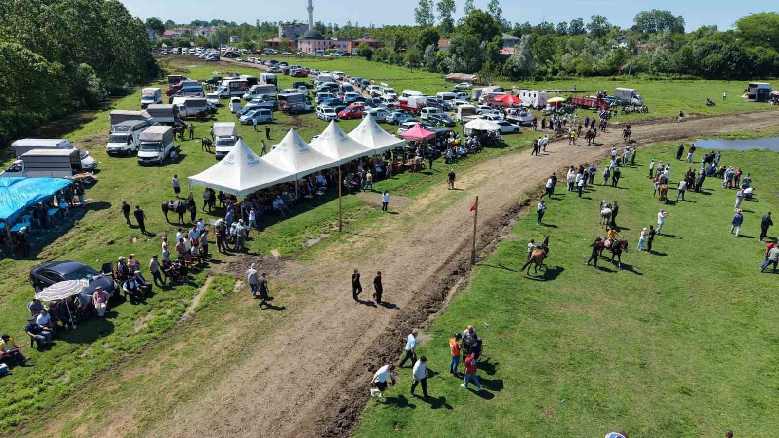 Terme’de 26. Geleneksel Rahvan At Yarışları nefes kesti 9 termede 26 geleneksel rahvan at yarislari nefes kesti 5 1fEQUCam