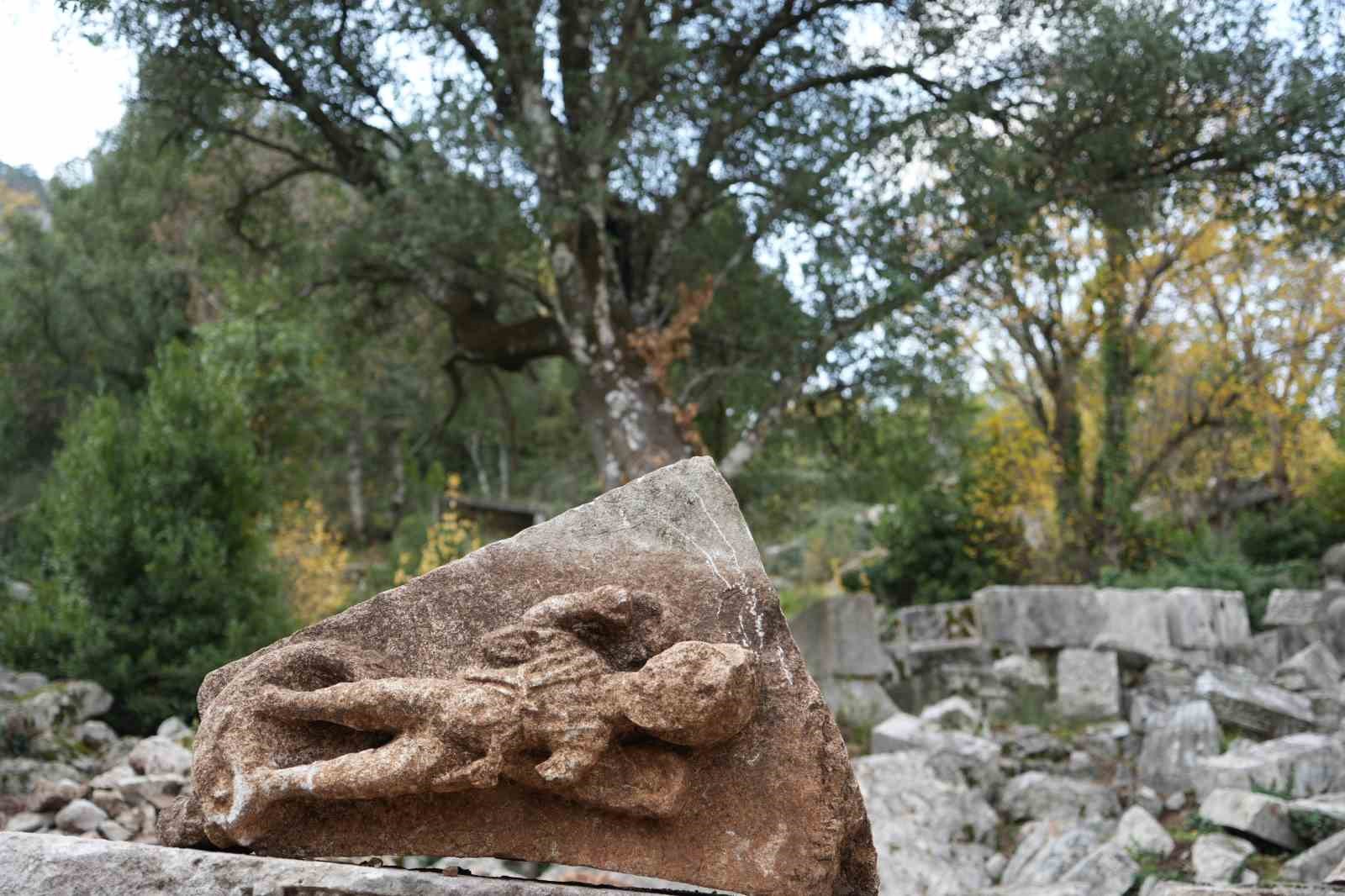 termessosta ilk kazida dans eden kadinlar mezari antiochisin anit mezari ve figurlu lahit parcalari CNnCWFE9