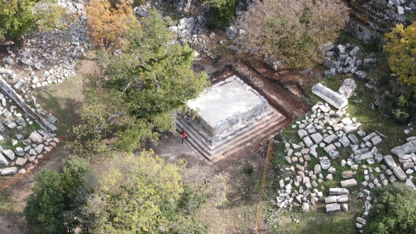 termessosta ilk kazida dans eden kadinlar mezari antiochisin anit mezari ve figurlu lahit parcalari CgiZQSO7