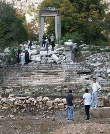 termessosta-ilk-kazida-dans-eden-kadinlar-mezari-antiochisin-anit-mezari-ve-figurlu-lahit-parcalari-OzWgEUHj.jpg