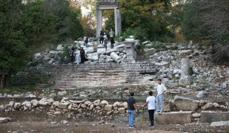 termessosta-ilk-kazida-dans-eden-kadinlar-mezari-antiochisin-anit-mezari-ve-figurlu-lahit-parcalari-OzWgEUHj.jpg