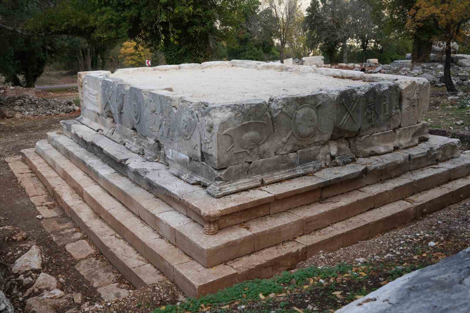termessosta ilk kazida dans eden kadinlar mezari antiochisin anit mezari ve figurlu lahit parcalari
