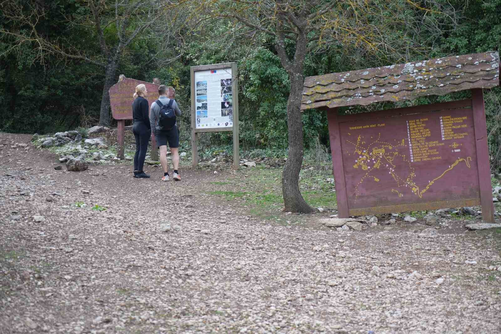 termessosta ilk kazida dans eden kadinlar mezari antiochisin anit mezari ve figurlu lahit parcalari nlZDFS7X