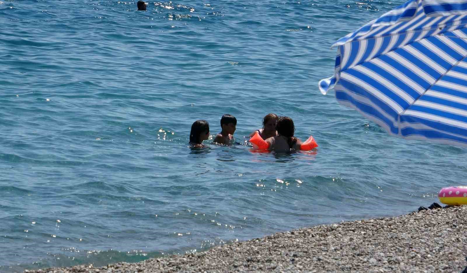Termometrelerin 43 dereceyi gösterdiği Antalya’da sahiller doldu 7 termometrelerin 43 dereceyi gosterdigi antalyada sahiller doldu 3 ugytK2m5