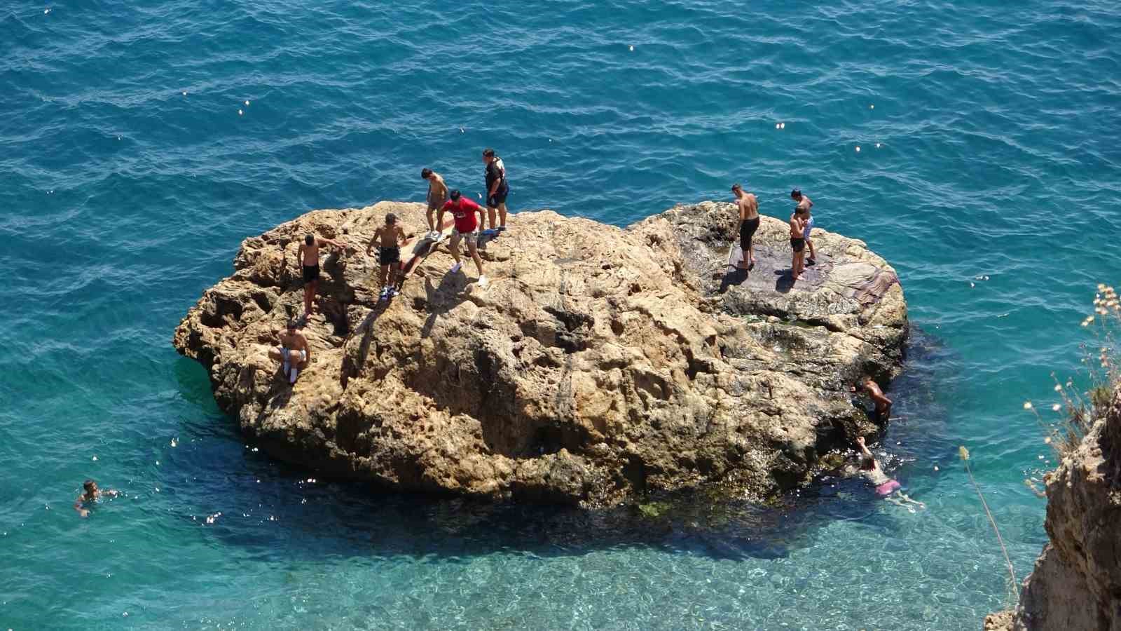 Termometrelerin 43 dereceyi gösterdiği Antalya’da sahiller doldu 8 termometrelerin 43 dereceyi gosterdigi antalyada sahiller doldu 4