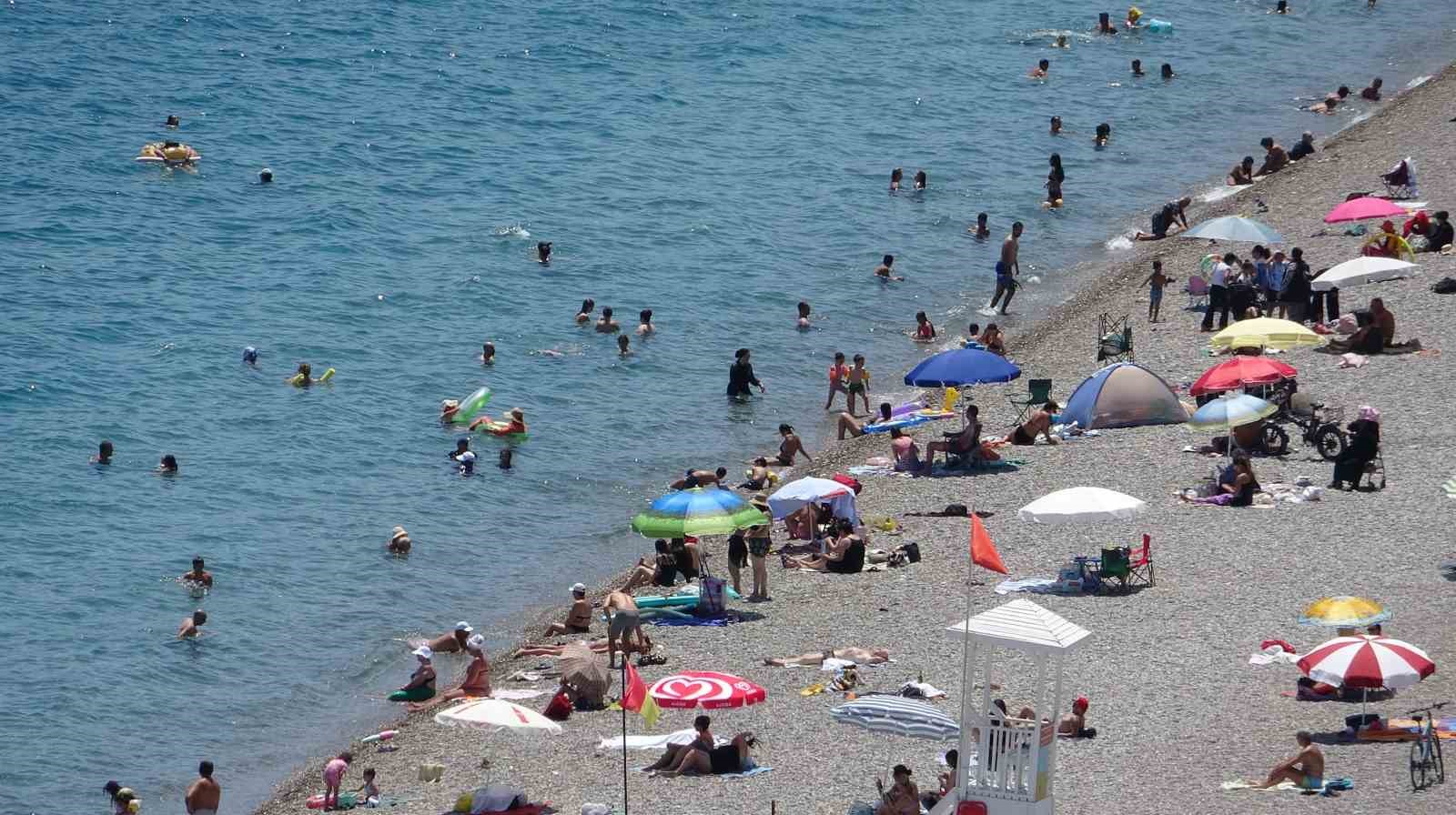Termometrelerin 43 dereceyi gösterdiği Antalya’da sahiller doldu 9 termometrelerin 43 dereceyi gosterdigi antalyada sahiller doldu 5 tAGewn27