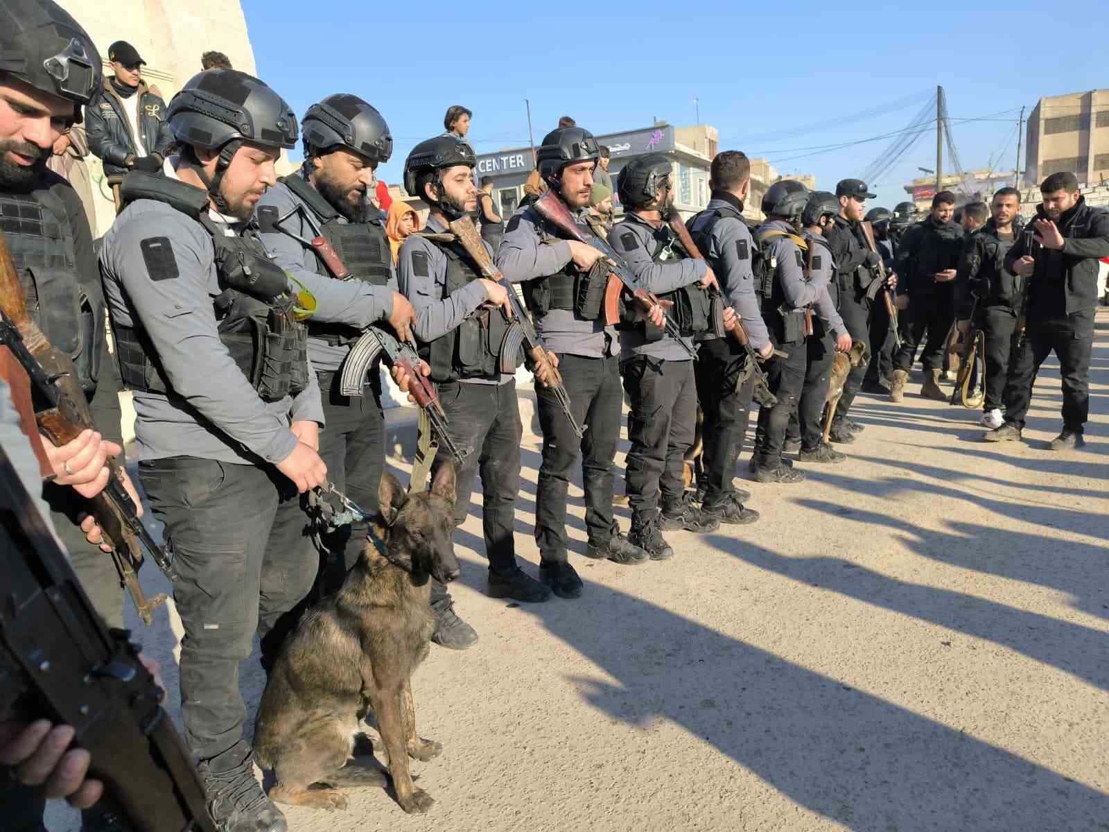 terorden temizlenen rakkada ozel egitimli kopeklerle bomba arama calismalari 0 Y2Xl4atH
