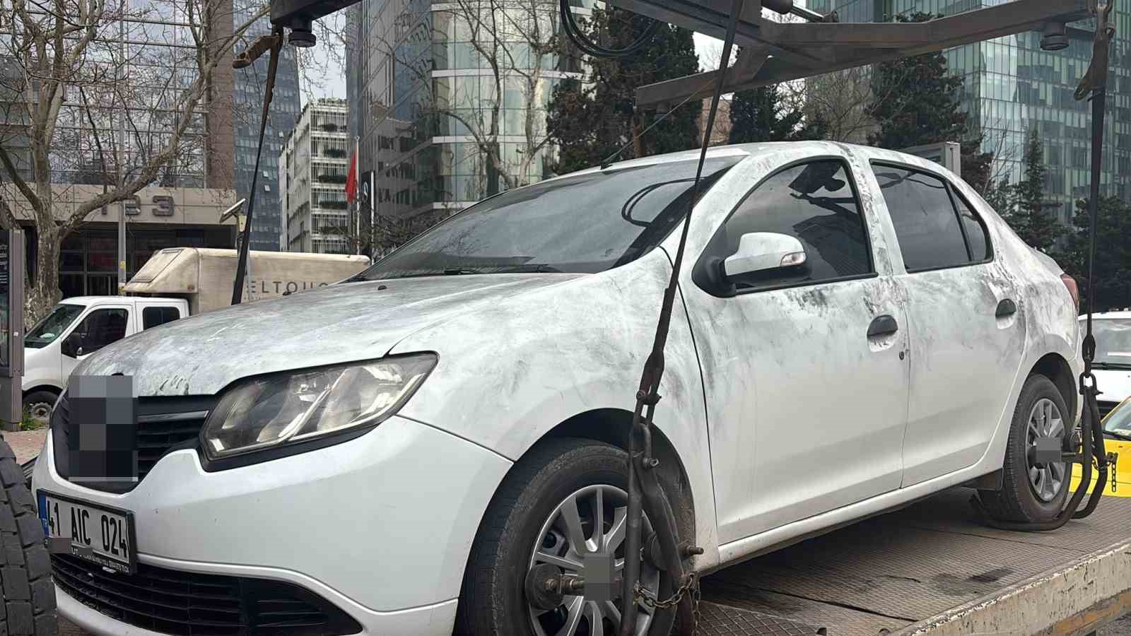 Teröristlerin kiraladığı otomobil incelemelerin ardından olay yerinden kaldırıldı 4 teroristlerin kiraladigi otomobil incelemelerin ardindan olay yerinden kaldirildi 0