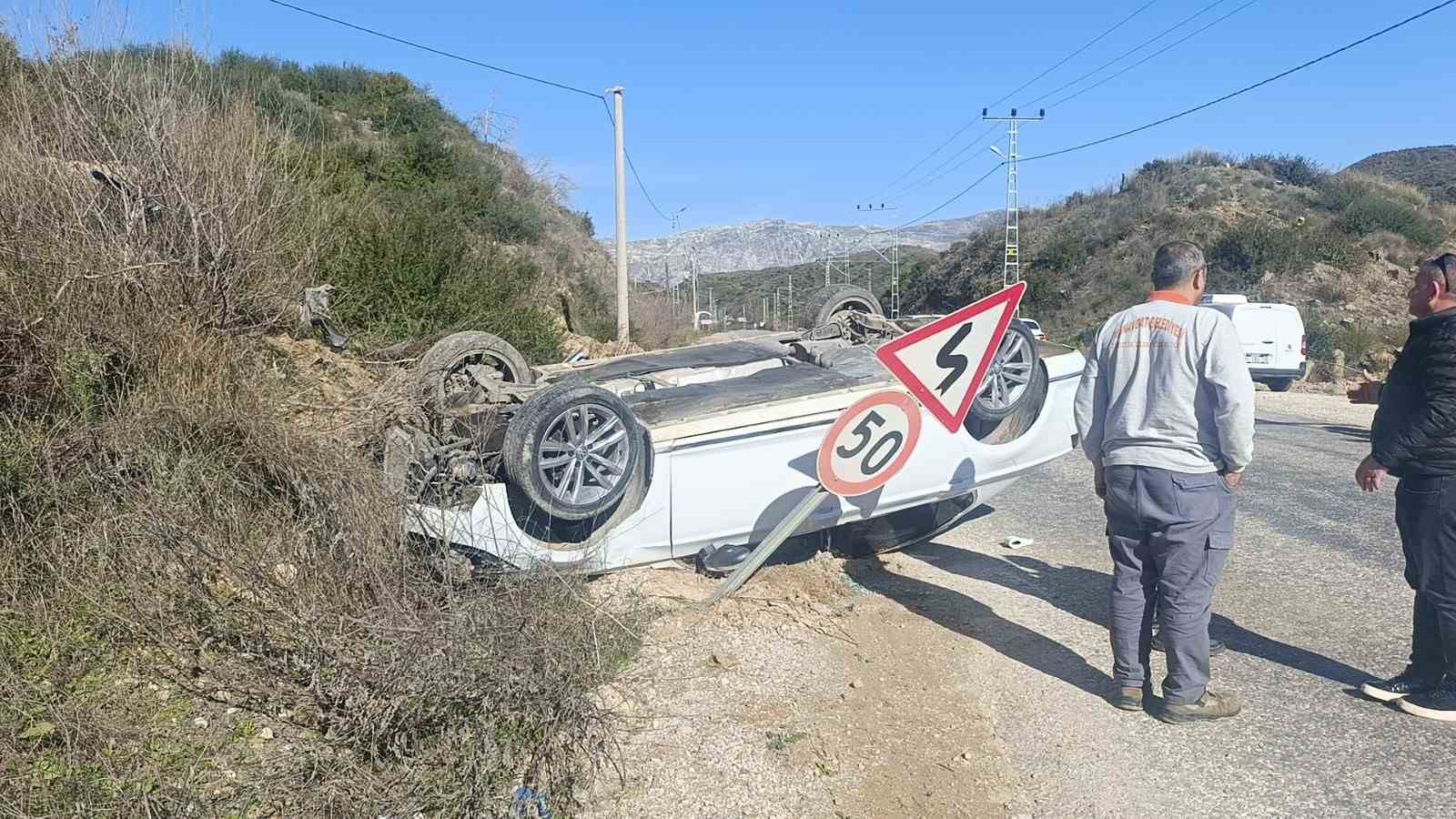 ters donen otomobilin surucusu yaralandi 2 YVfajErU