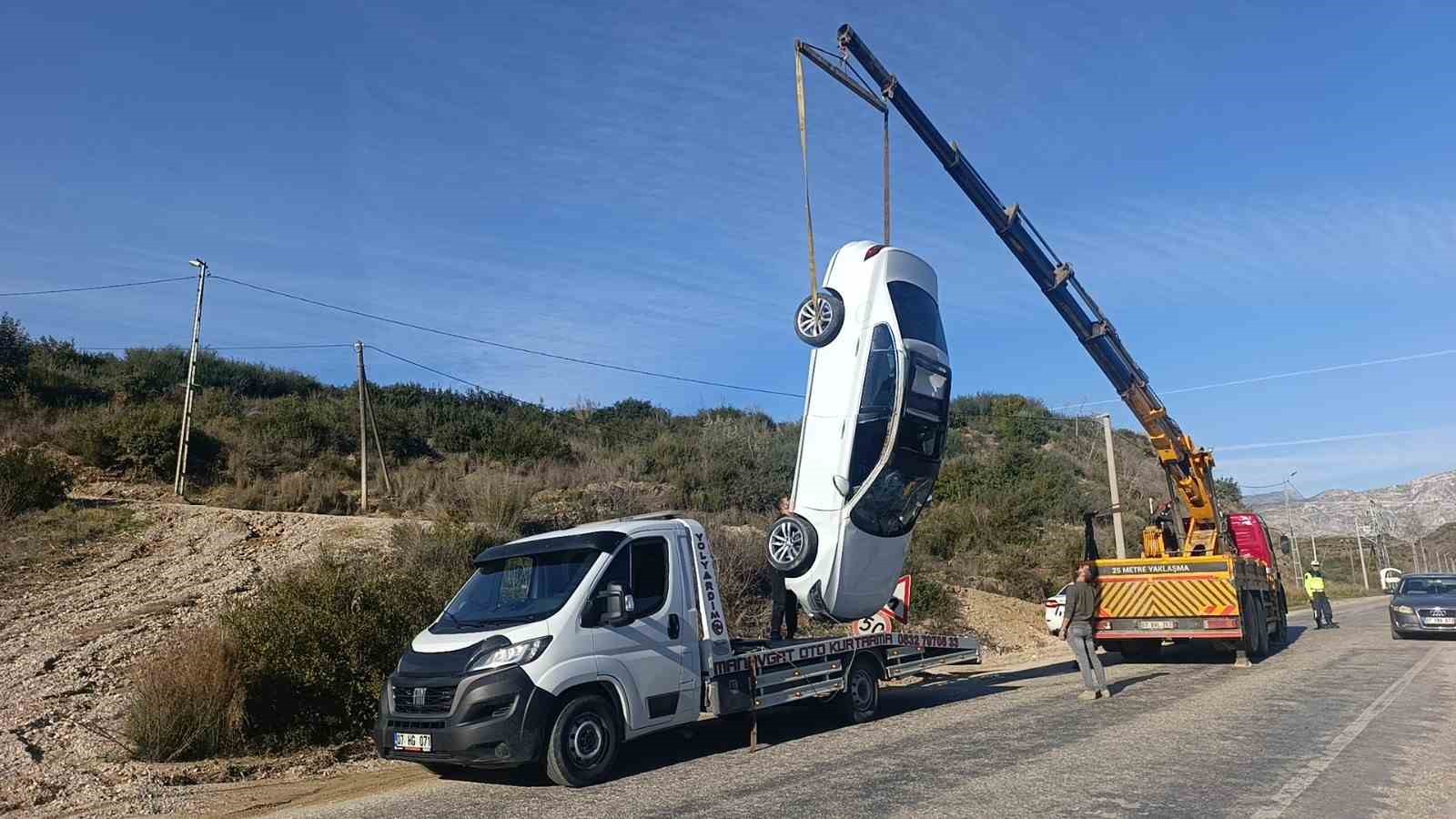 ters donen otomobilin surucusu yaralandi 3 zFWlYDa5