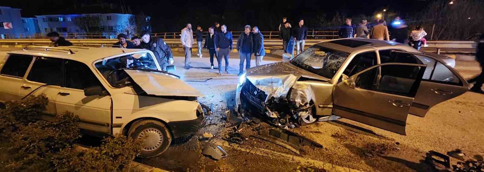 Ters istikametteki alkollü sürücü kazaya yol açtı: 6 yaralı 4 ters istikametteki alkollu surucu kazaya yol acti 6 yarali 0
