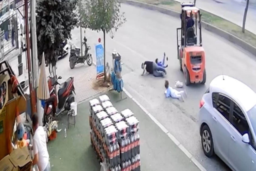 ters seritten gelen forklift baba ve cocuklarina carpti 0 TQUuMpWS