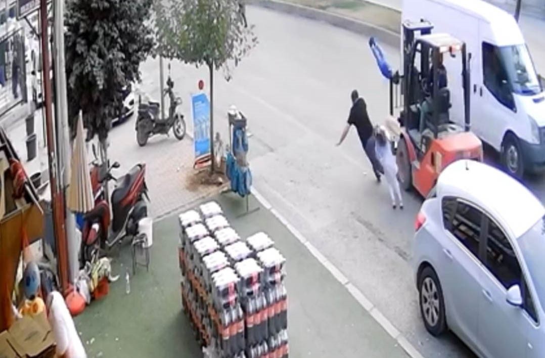 ters seritten gelen forklift baba ve cocuklarina carpti 1 qPVO5nRc