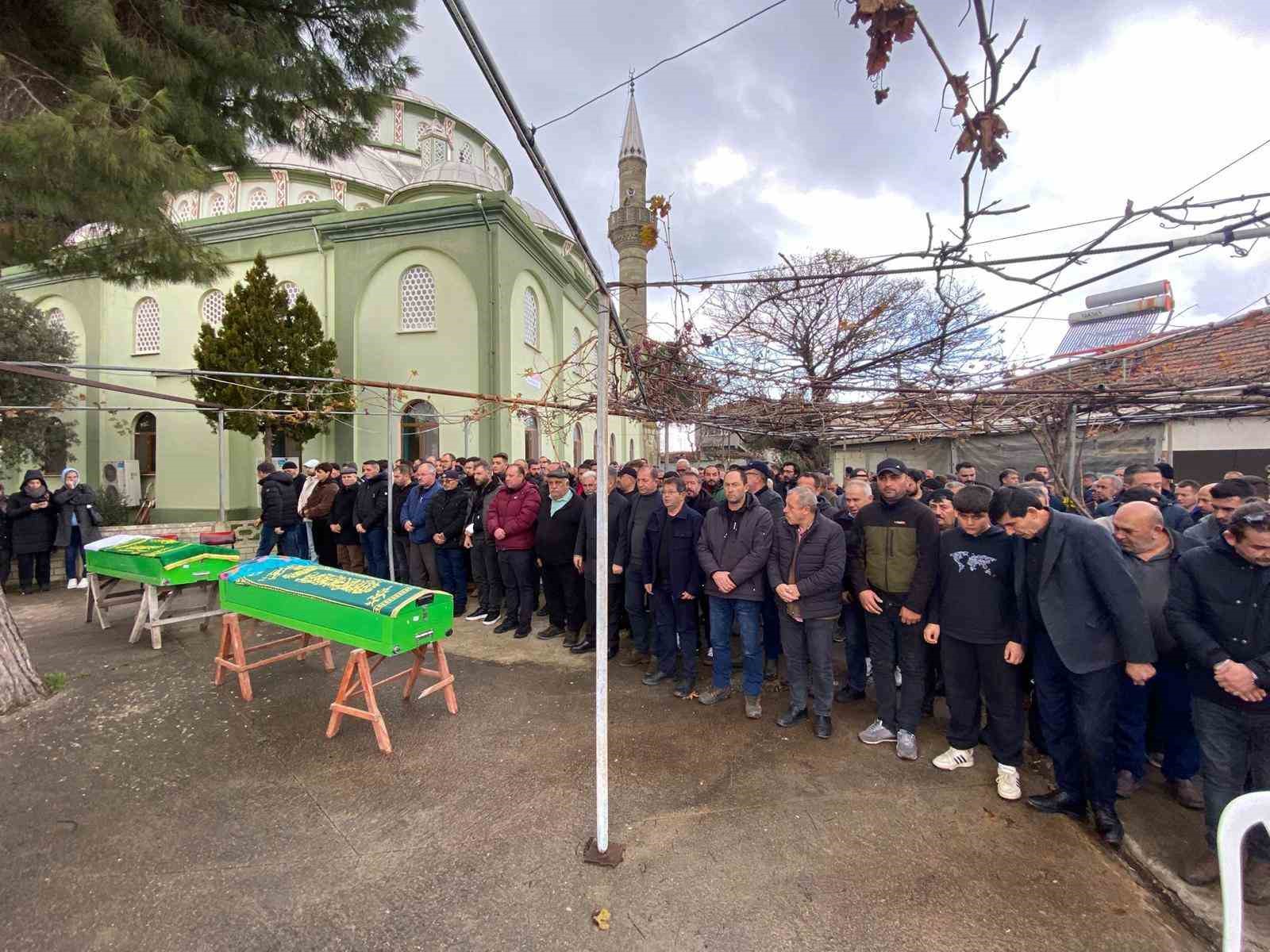 Ters yönde gelen aracın çarpmasıyla hayatını kaybeden 2 kişi son yolculuğuna uğurlandı 5 ters yonde gelen aracin carpmasiyla hayatini kaybeden 2 kisi son yolculuguna ugurlandi 1 8nfNpQJC