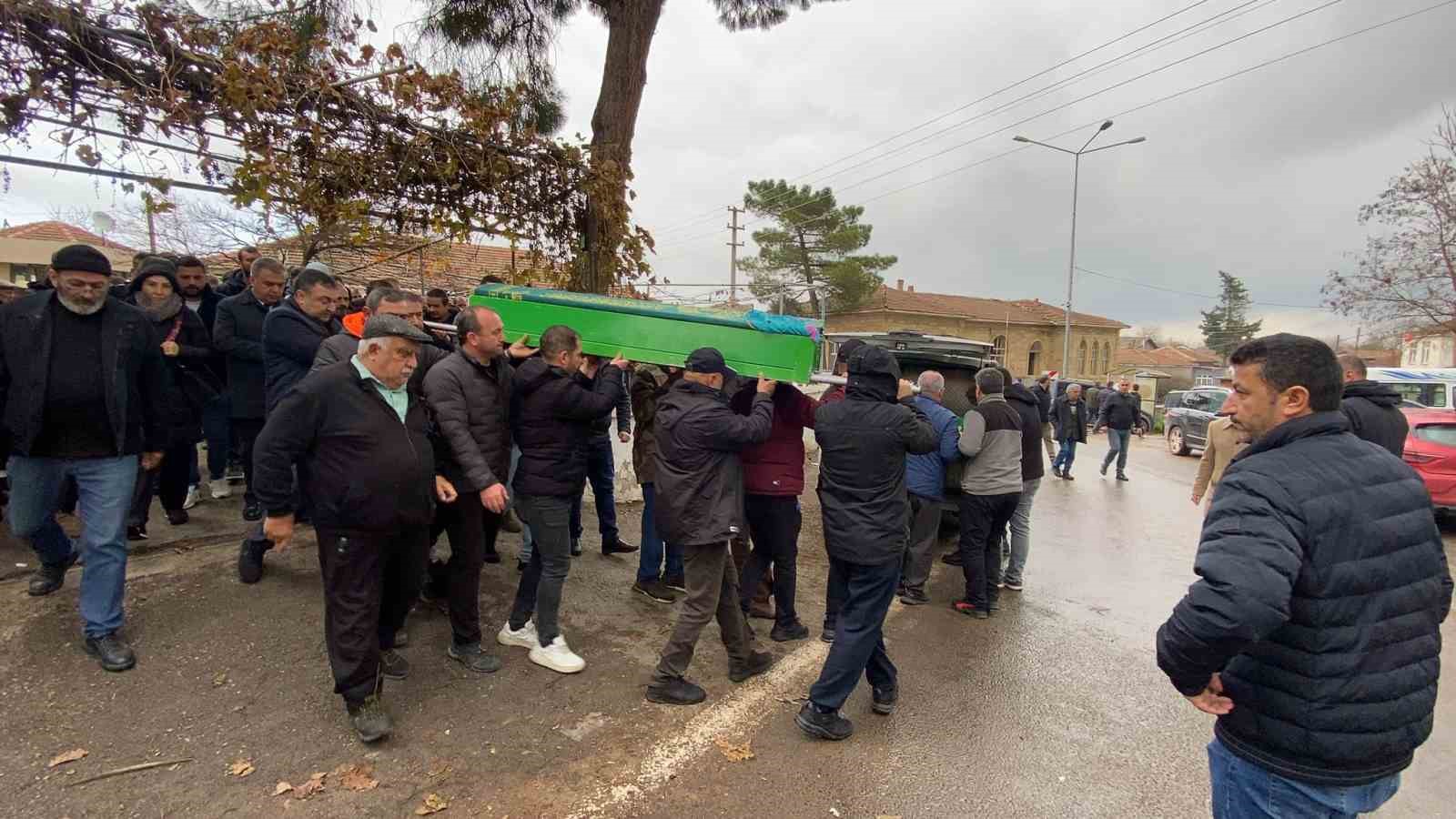 Ters yönde gelen aracın çarpmasıyla hayatını kaybeden 2 kişi son yolculuğuna uğurlandı 6 ters yonde gelen aracin carpmasiyla hayatini kaybeden 2 kisi son yolculuguna ugurlandi 2 ZObUBtzk