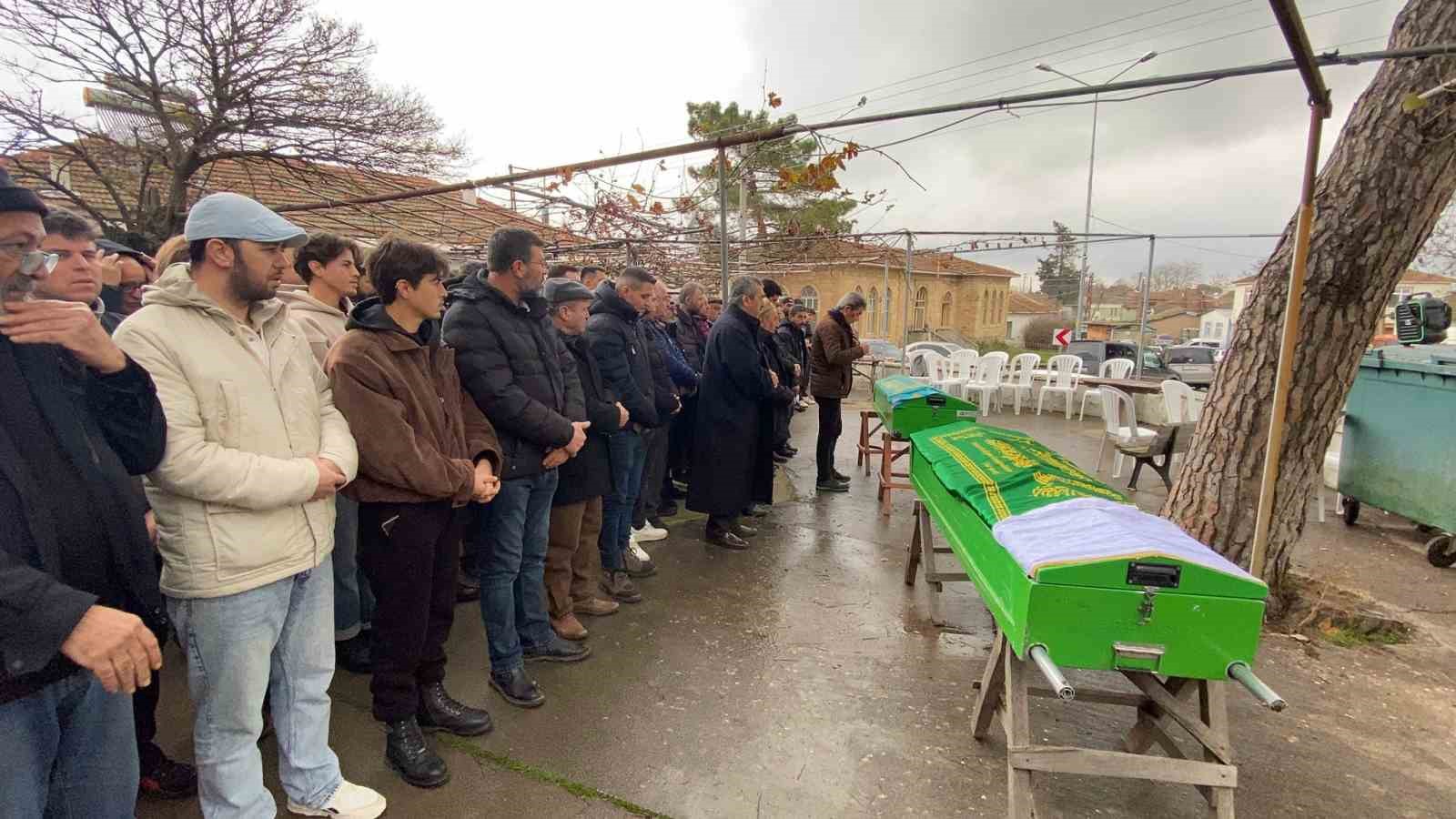 Ters yönde gelen aracın çarpmasıyla hayatını kaybeden 2 kişi son yolculuğuna uğurlandı 7 ters yonde gelen aracin carpmasiyla hayatini kaybeden 2 kisi son yolculuguna ugurlandi 3 pXInkWC8