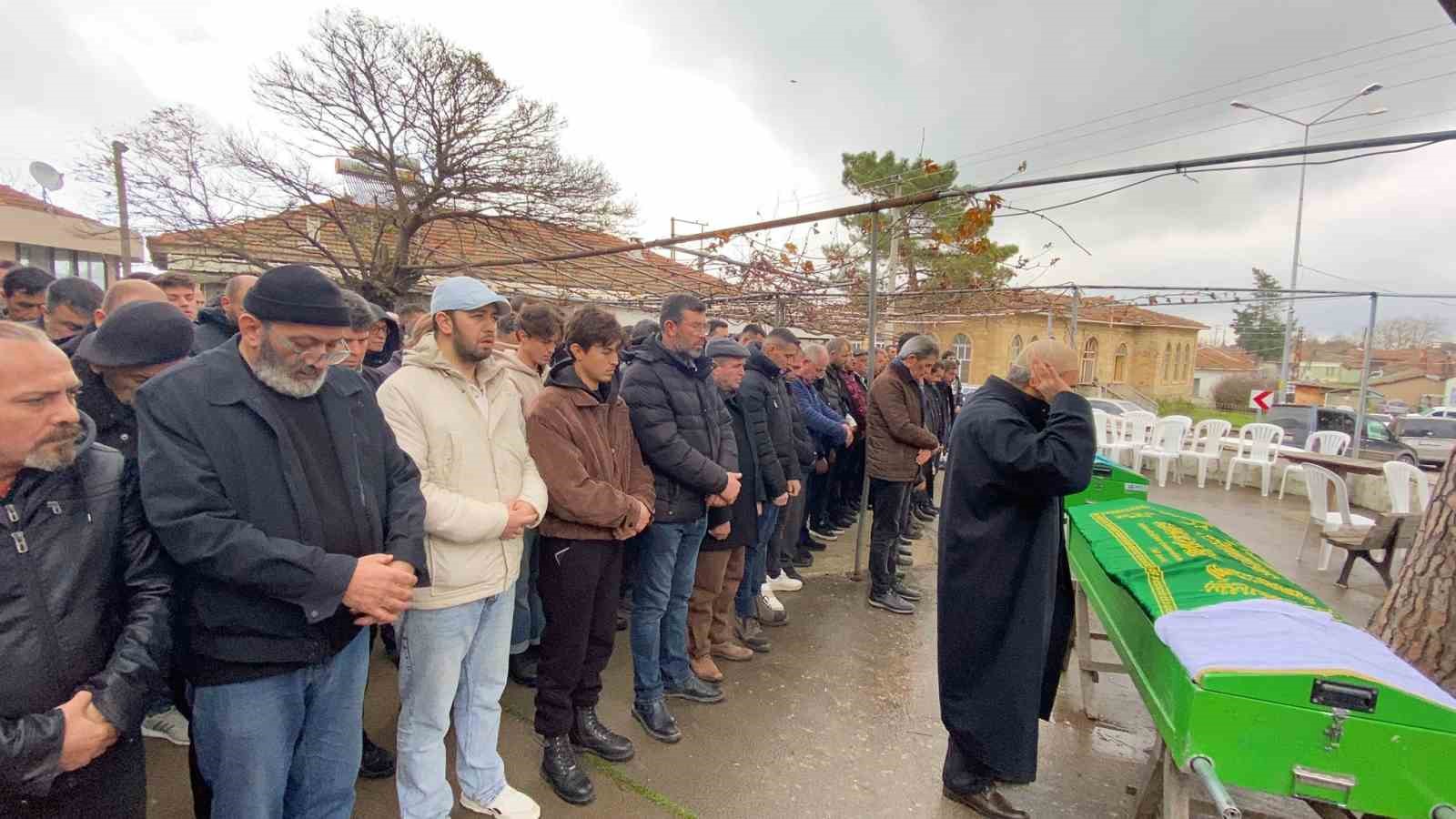 Ters yönde gelen aracın çarpmasıyla hayatını kaybeden 2 kişi son yolculuğuna uğurlandı 8 ters yonde gelen aracin carpmasiyla hayatini kaybeden 2 kisi son yolculuguna ugurlandi 4 WaBM36Kk