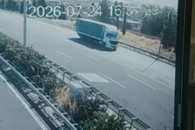 Otobanda tır ile çarpışan nakliyat kamyonu devrildi, kilometrelerce araç kuyruğu oluştu 1 thumbnail