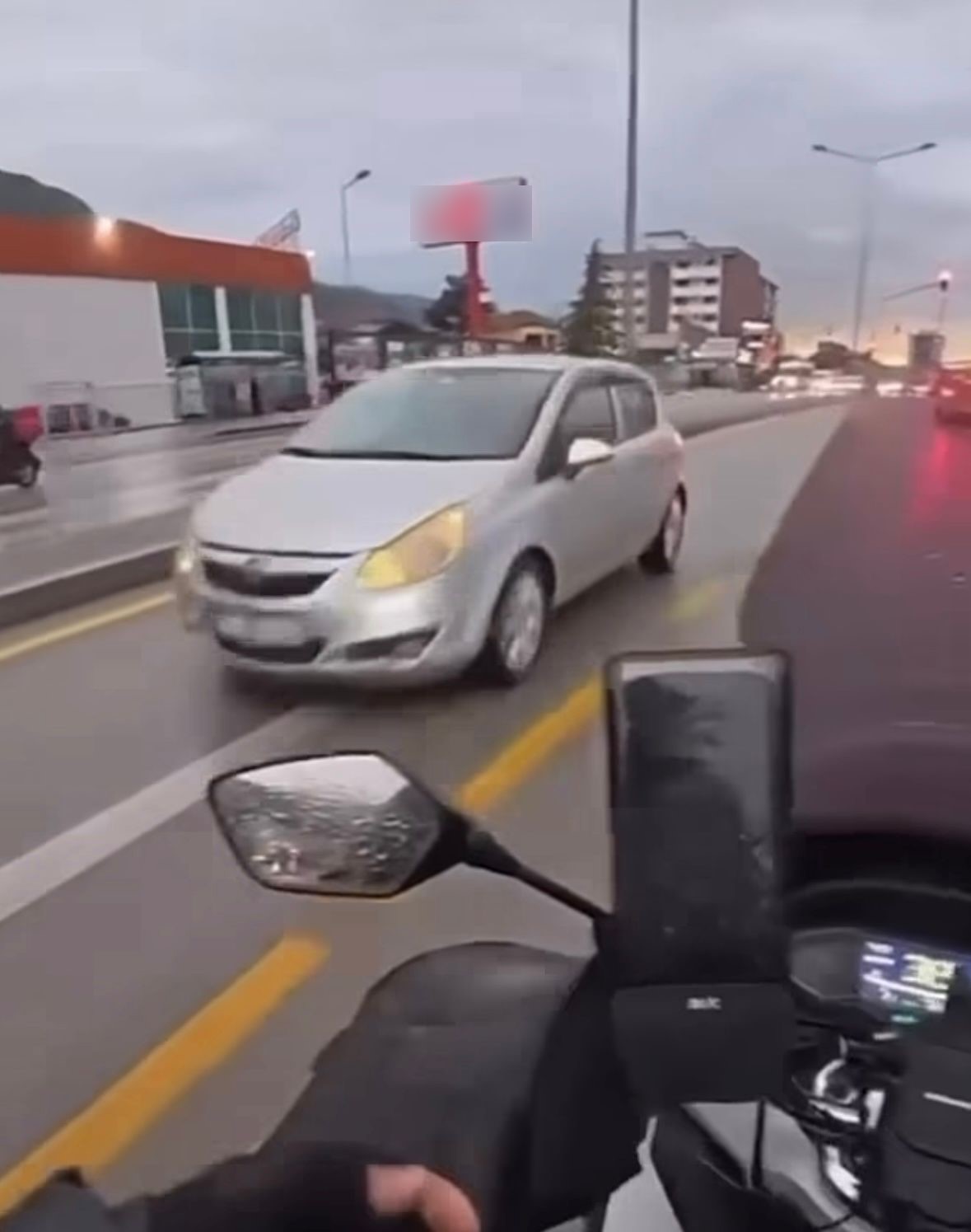 ters yonde ilerleyen surucu trafigi birbirine katti 0