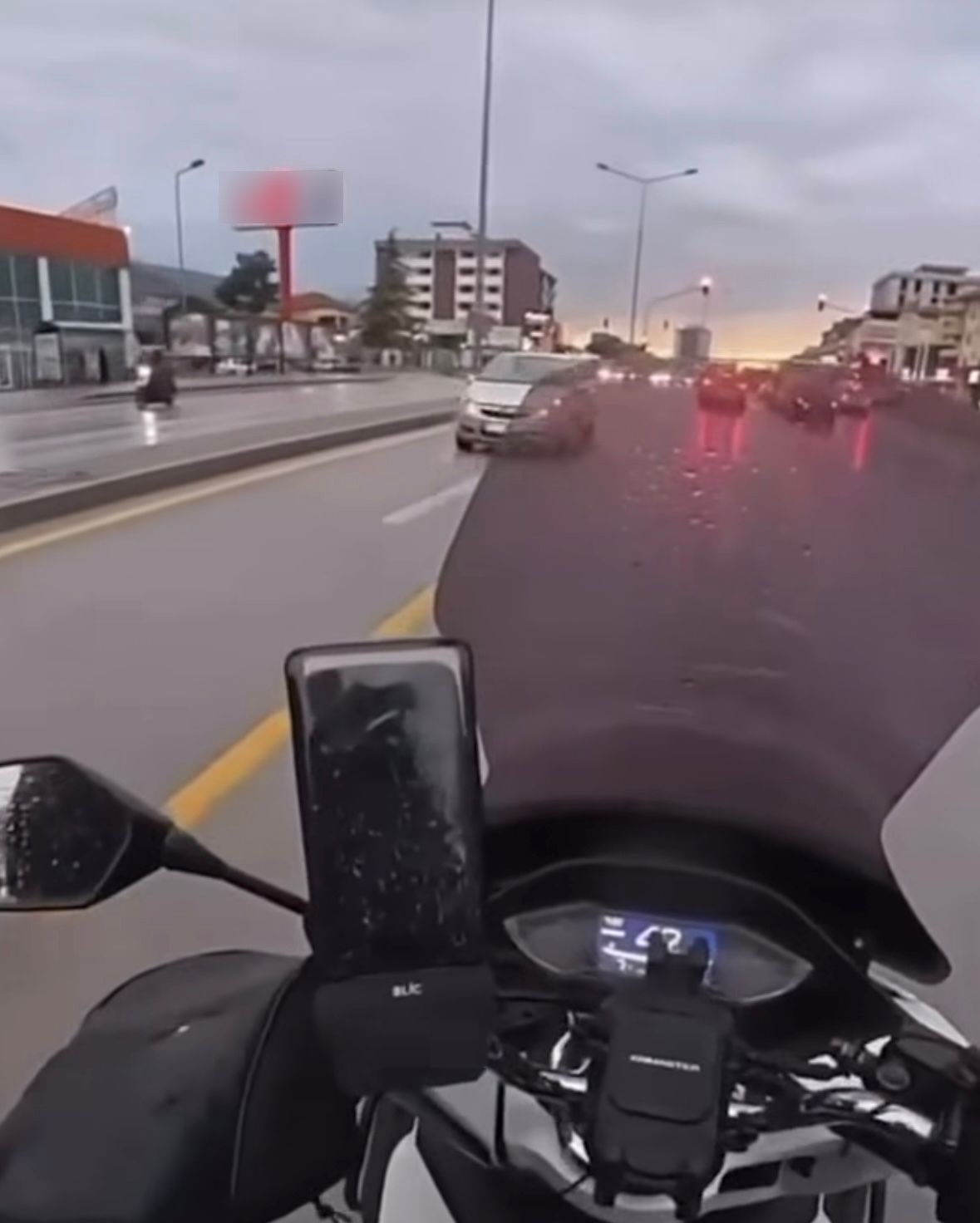 ters yonde ilerleyen surucu trafigi birbirine katti 1 mbpneVJK
