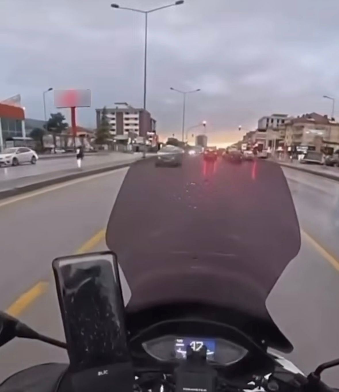 ters yonde ilerleyen surucu trafigi birbirine katti 2 QHr6NH3a