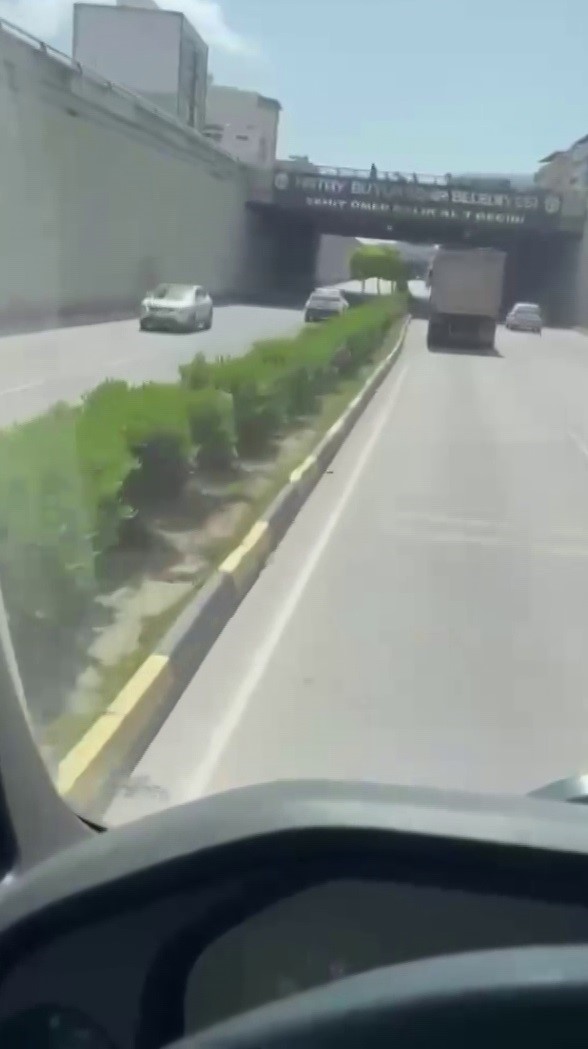 ters yonde ilerleyerek calan kornalara ve uyarilara aldiris etmeyen surucu hayrete dusurdu 3 AuIB4YS2