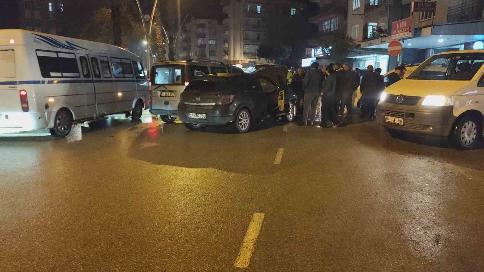 Ters yönden gelen aracın neden olduğu zincirleme kaza kamerada 6 ters yonden gelen aracin neden oldugu zincirleme kaza kamerada 2 MA8li9Ov
