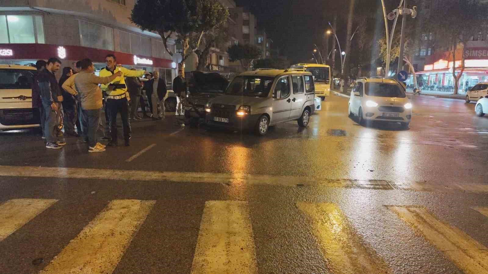 Ters yönden gelen aracın neden olduğu zincirleme kaza kamerada 7 ters yonden gelen aracin neden oldugu zincirleme kaza kamerada 3 wnse49ha