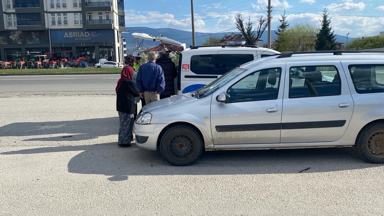 Ters yönden gelen hafif ticari araç motosikletle çarpıştı: 1 yaralı 4 ters yonden gelen hafif ticari arac motosikletle carpisti 1 yarali 0 P3QmmM1A